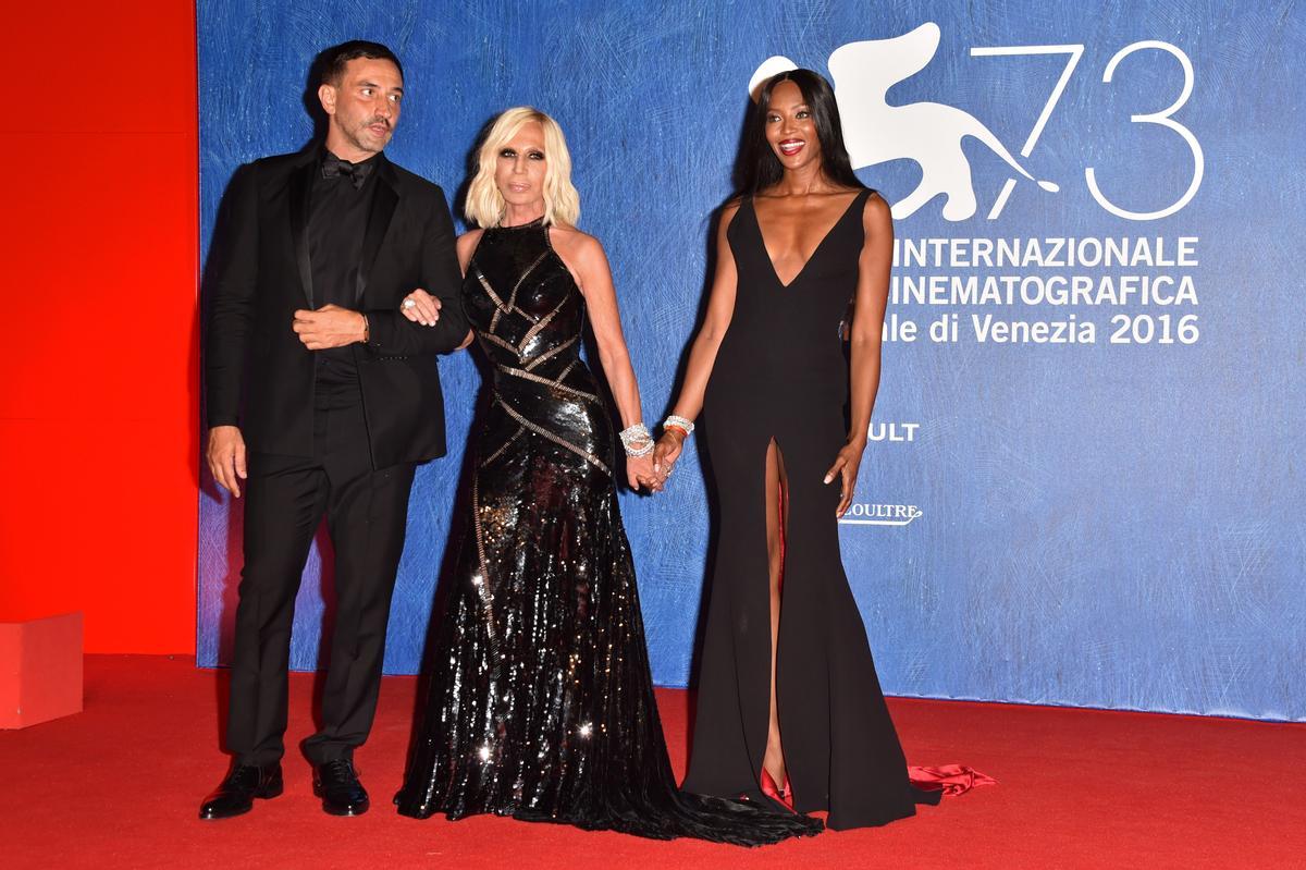 Riccardo Tisci, Donatella Versace y Naomi Campbell en el Festival de Venecia 2016.