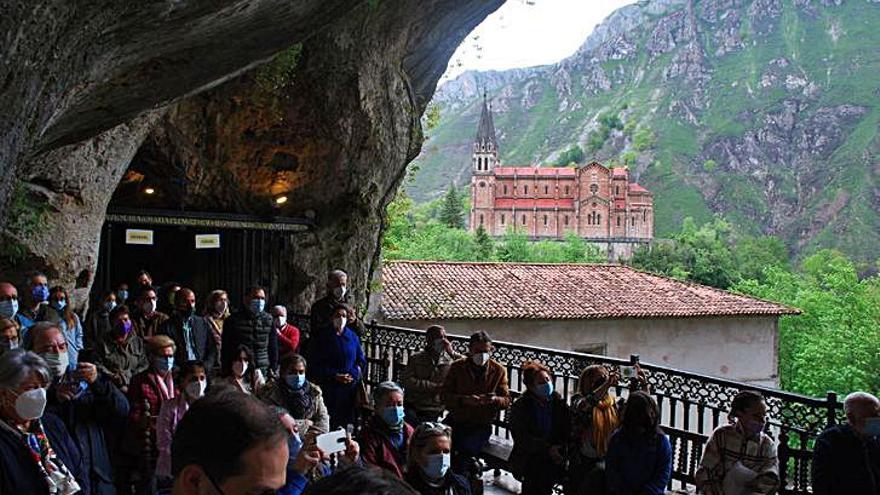 Asistentes al acto en la cueva de la Santina, con la basílica al fondo, ayer. | Ramón Díaz