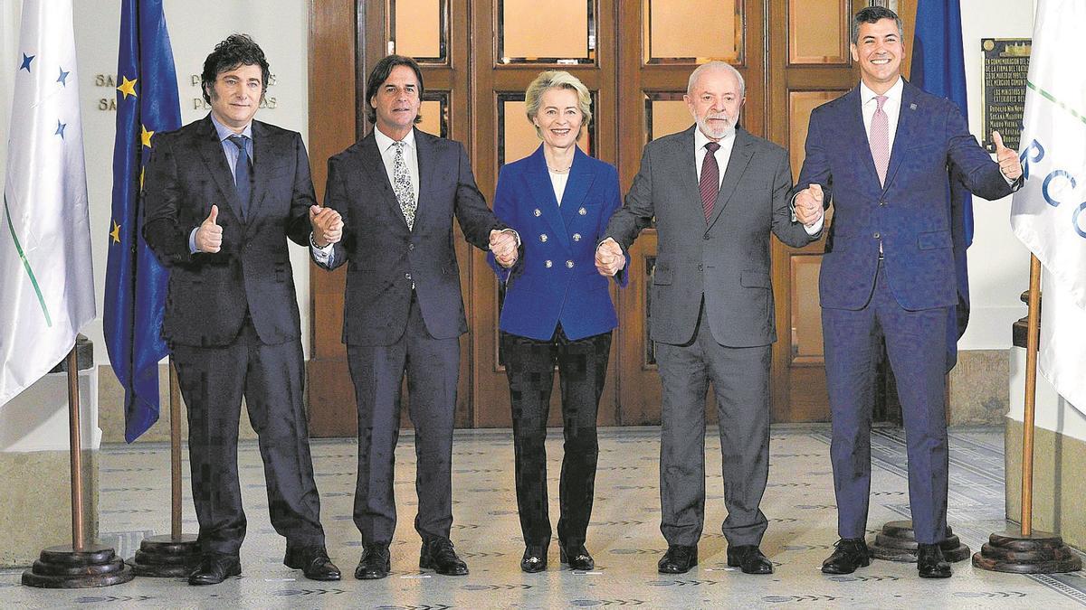 Los presidentes de Argentina, Javier Milei; Uruguay, Luis Lacalle Pou; la presidenta de la Comisión Europea, Ursula von der Leyen; y los presidentes de Brasil, Luiz Inácio Lula da Silva, y de Paraguay, Santiago Peña, en la sede del Mercosur el pasado 6 de diciembre, en Montevideo (Uruguay).