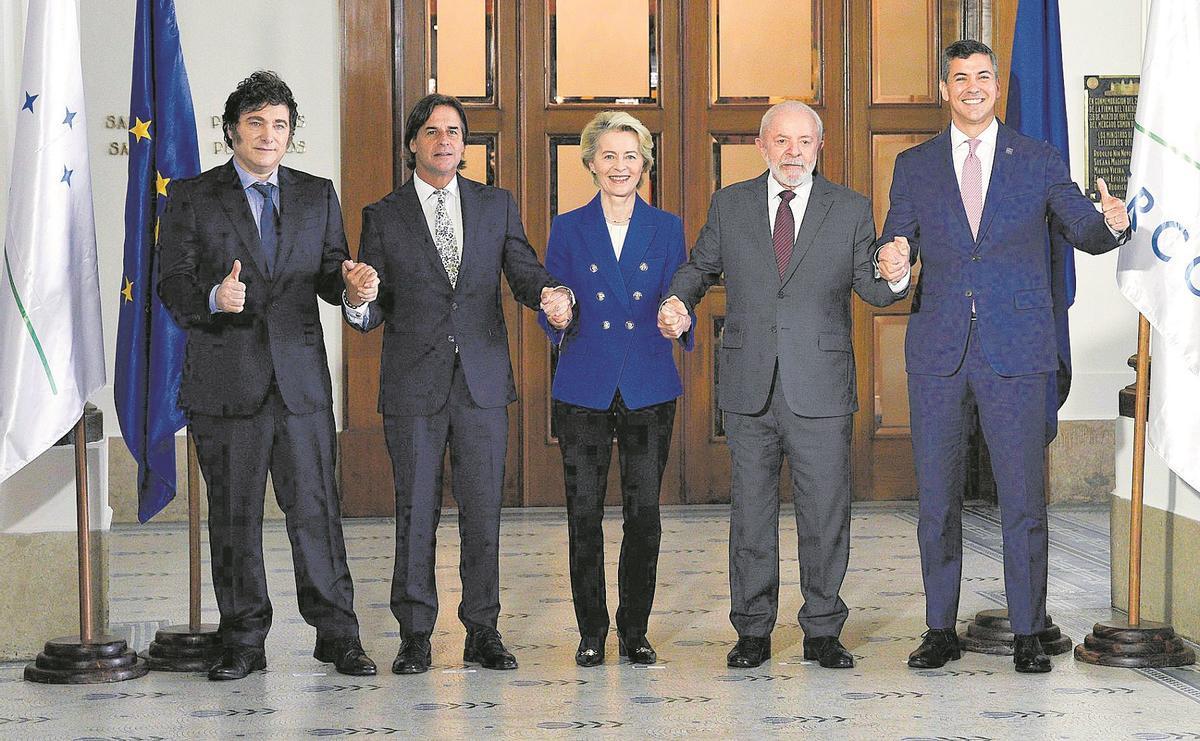Los presidentes de Argentina, Javier Milei; Uruguay, Luis Lacalle Pou; la presidenta de la Comisión Europea, Ursula von der Leyen; y los presidentes de Brasil, Luiz Inácio Lula da Silva, y de Paraguay, Santiago Peña, en la sede del Mercosur el 6 de diciembre, en Montevideo (Uruguay).