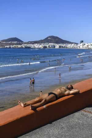 Calor y sol en la playa de Las Canteras