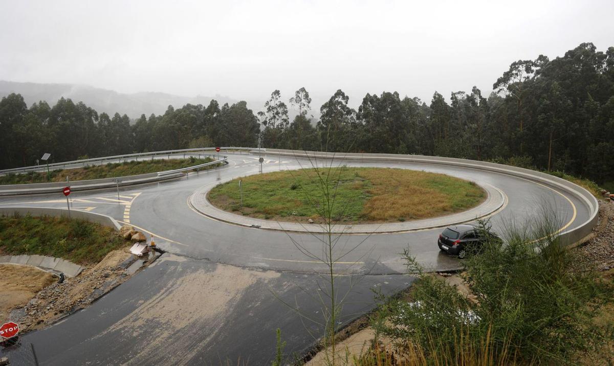 Rotonda ejecutada en A Canicouva para enlazar la carretera provincial con la A-57.   | // G. SANTOS 