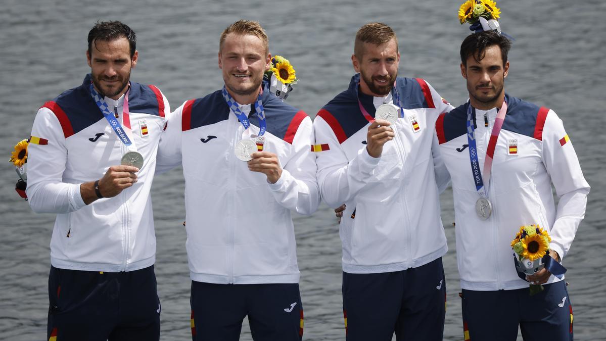 El equipo español de K4, con la medalla de plata.