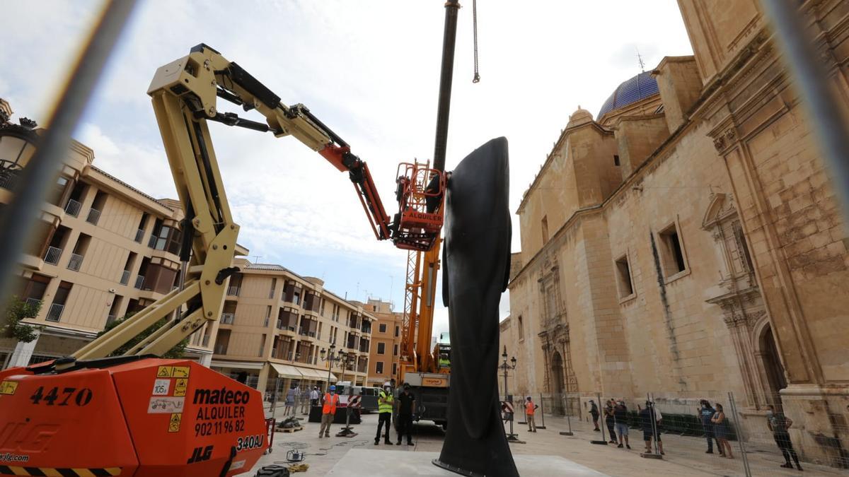 Retirada de las esculturas de Jaume Plena en Elche. Antonio Amorós