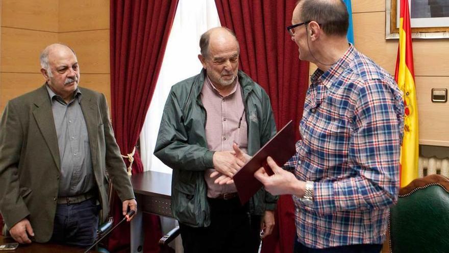 Carlos Bruquetas, José Ignacio Domínguez y Jesús Sánchez, ayer, en el Ayuntamiento de Langreo.