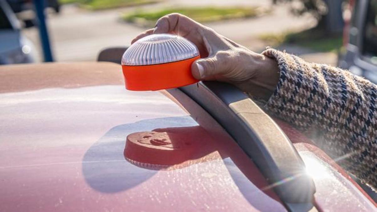Multas de 200 euros por llevar la baliza v-16 pero no tener el otro elemento obligatorio en la guantera en caso de avería: la Guardia Civil vigila estos coches