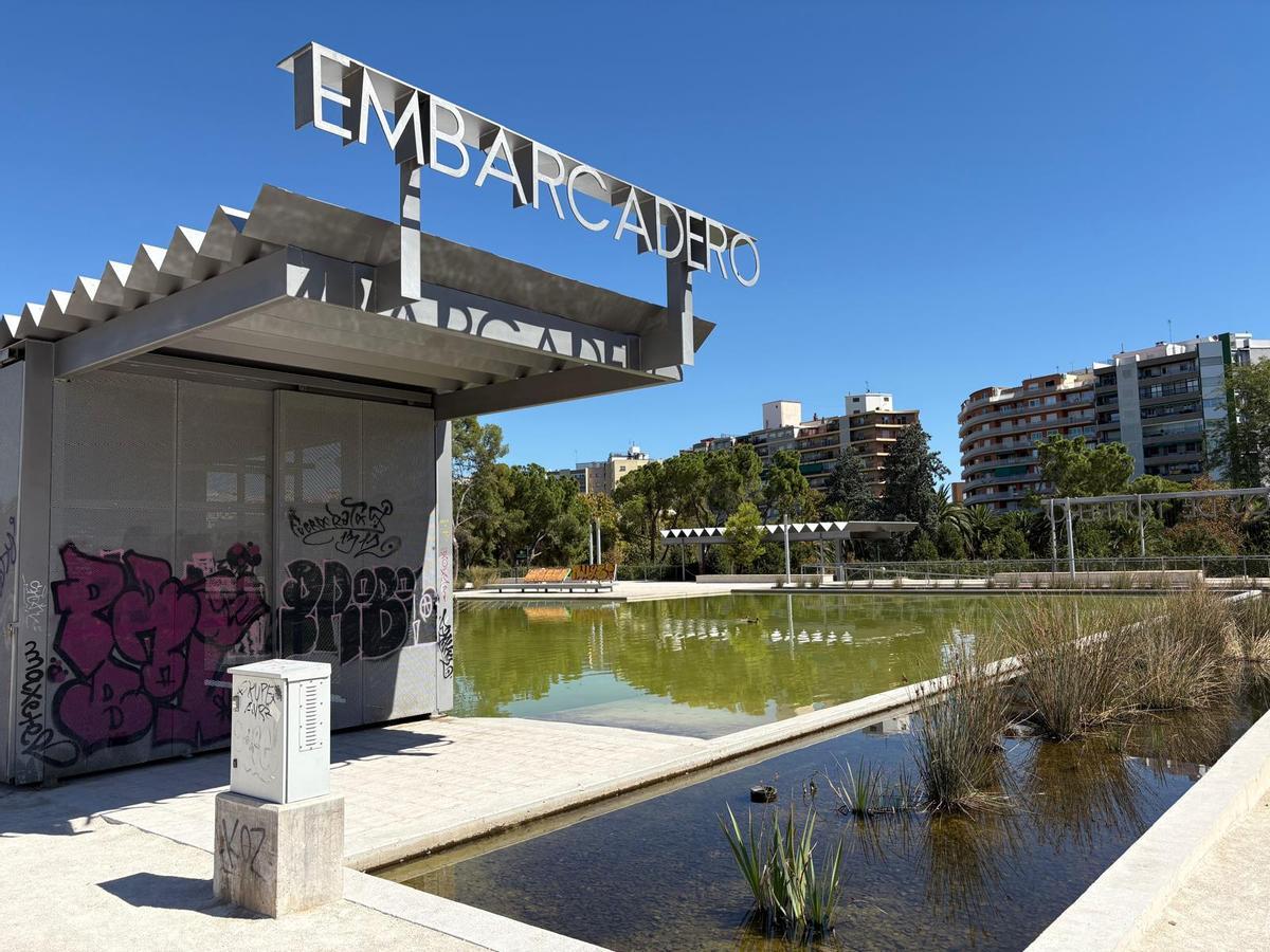 Embarcadero sin barcos en la parte nueva del parque  Pignatelli.
