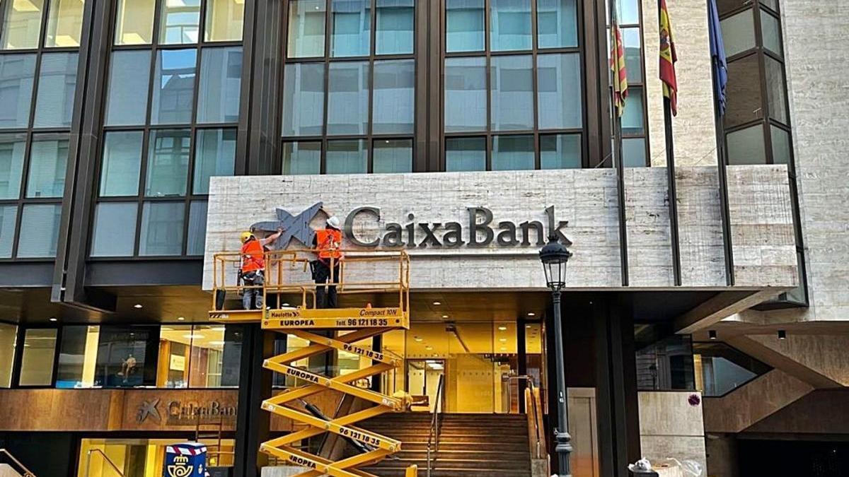 Operaris substitueixen el logo de Bankia a València pel de CaixaBank