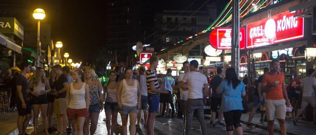 Una noche de este verano en la conocida calle del Jamón de la zona turística.