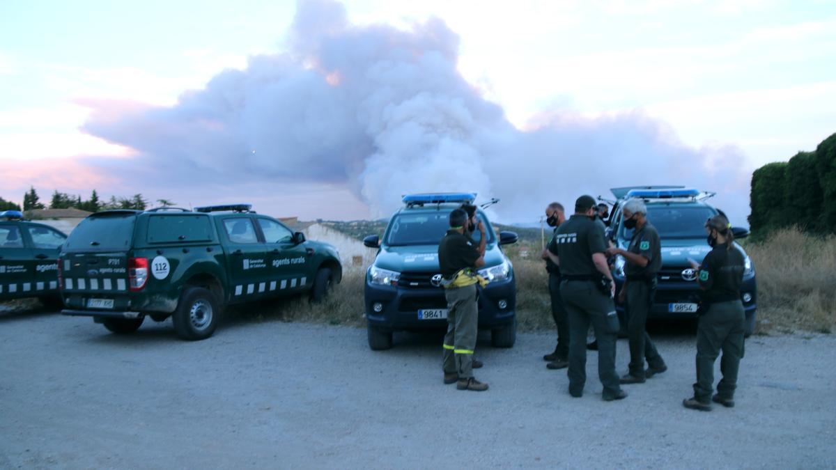 Pla general dels agents rurals al centre de comandament dels bombers a Santa Coloma de Queralt observant el foc. Imatge del 24 de juliol del 2021 (Horitzontal).