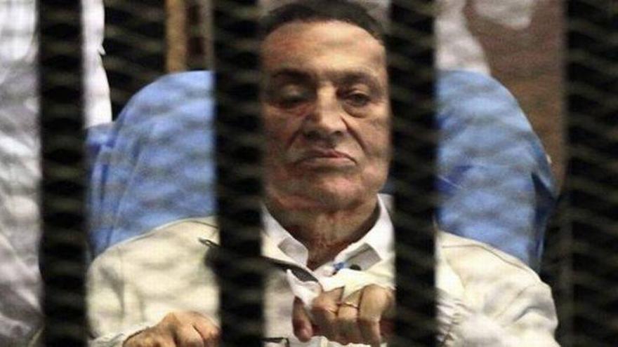 Mubarak queda bajo arresto domiciliario en un hospital militar