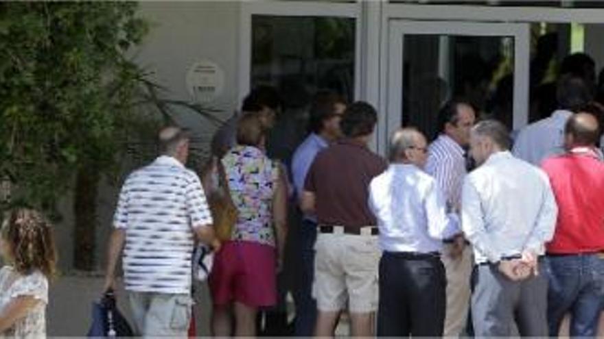 Los accionistas entran en el domicilio social del Club de Campo, en La Coma.