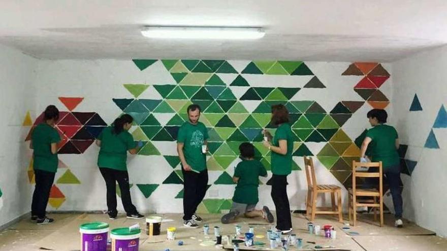 Pintado de un mural dentro de las actividades de uno de los obradoiros.  // FdV