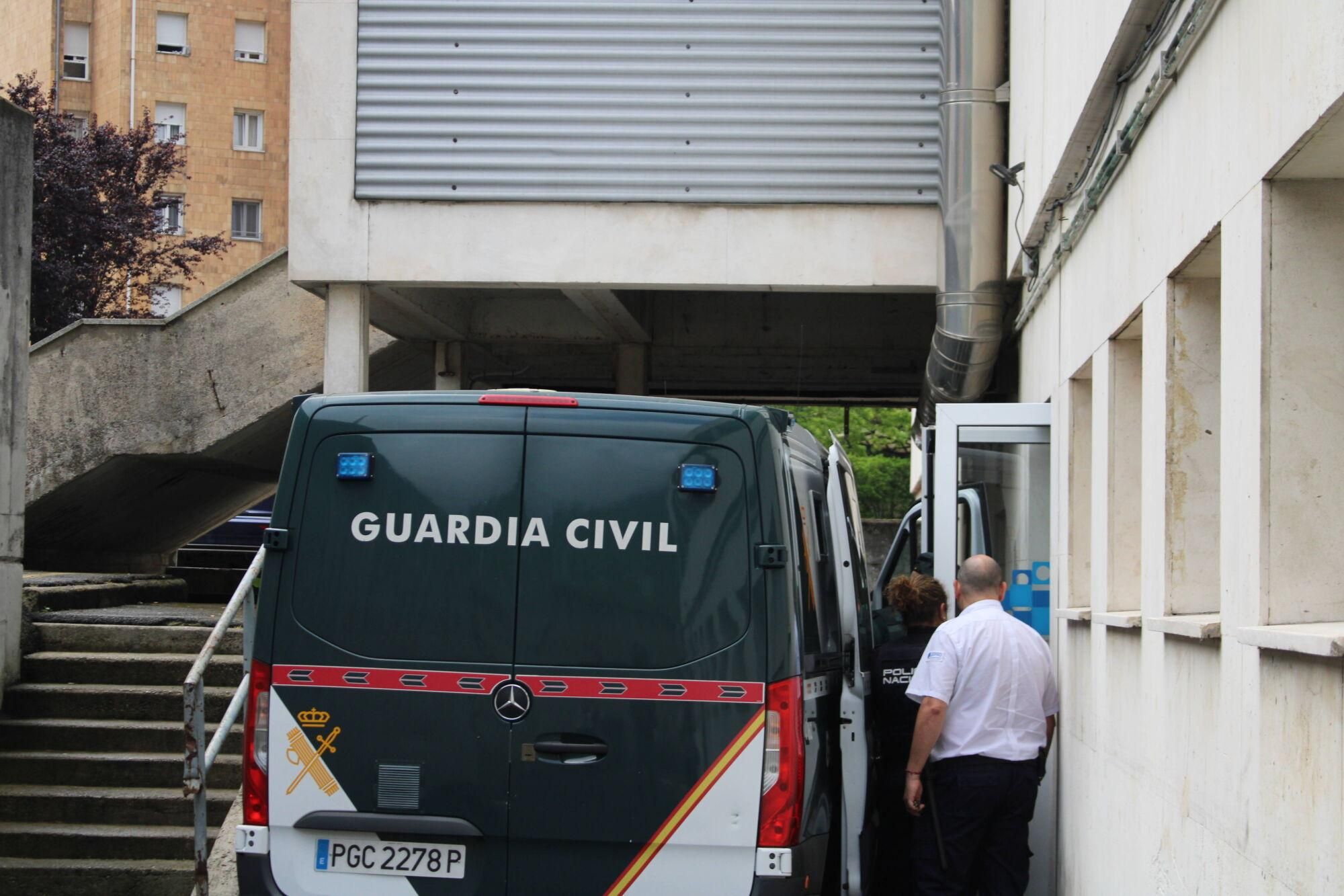 El traslado del asesino de Laviana al módulo penitenciario del Hospital Universitario Central de Asturias (HUCA).