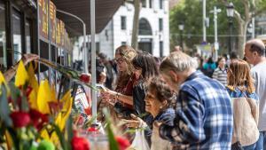 Un Sant Jordi ple de llibres i roses