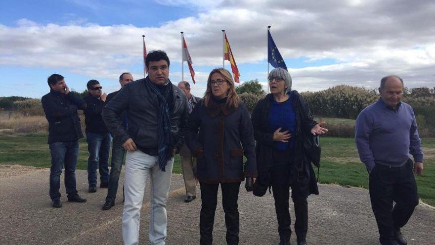 La presidenta de la Diputación de Zamora, en el centro, junto a la alcaldesa de Villarrín de Campos