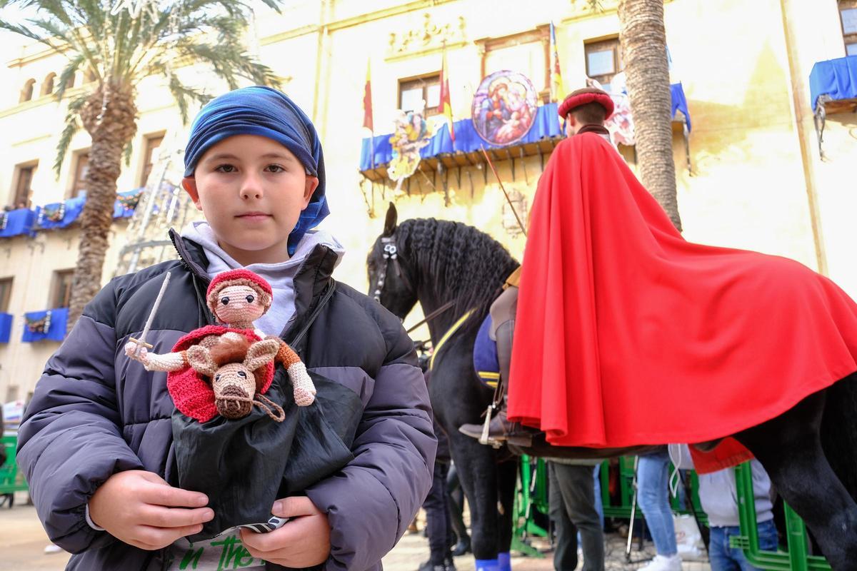 Un niño con un Cantó de trapo en la Plaça Baix