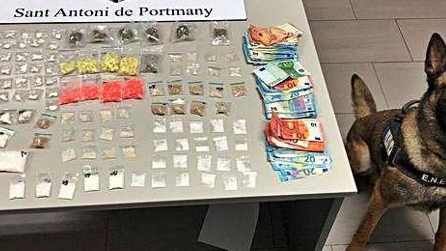 La droga y el dinero intervenidos por la Policía Local a los dos acusados juzgados ayer en Palma.