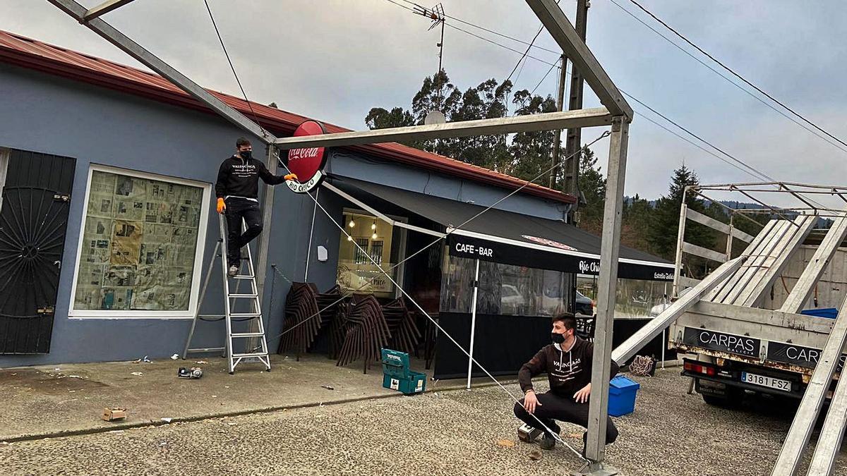 Trabajadores del Grupo Valenciaga, ayer, montando una carpa para la terraza de un bar en Cuntis. |  