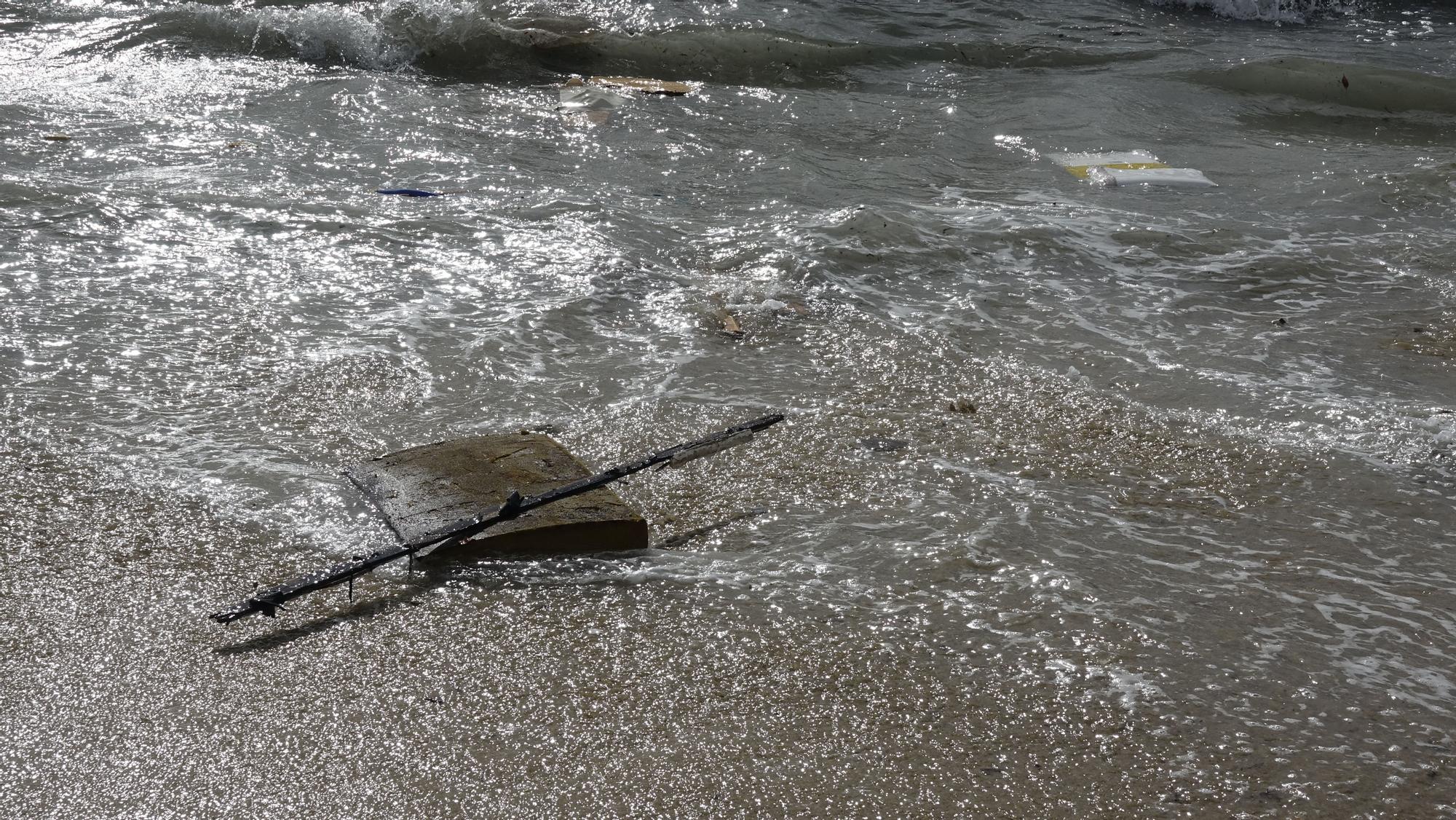 El oleaje destroza contra las rocas de Portals un barco varado