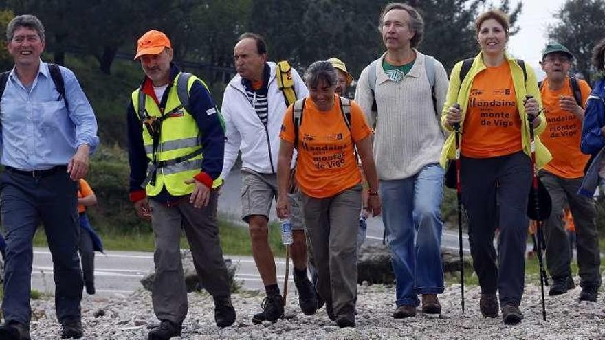 Cientos de senderistas disfrutaron de una extraordinaria jornada en el campo. // Ricardo Grobas