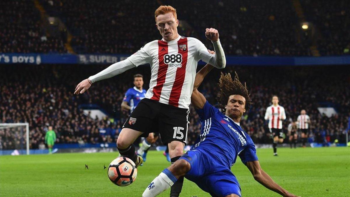 Ryan Woods, del Brentford, en un duelo copero ante el Chelsea