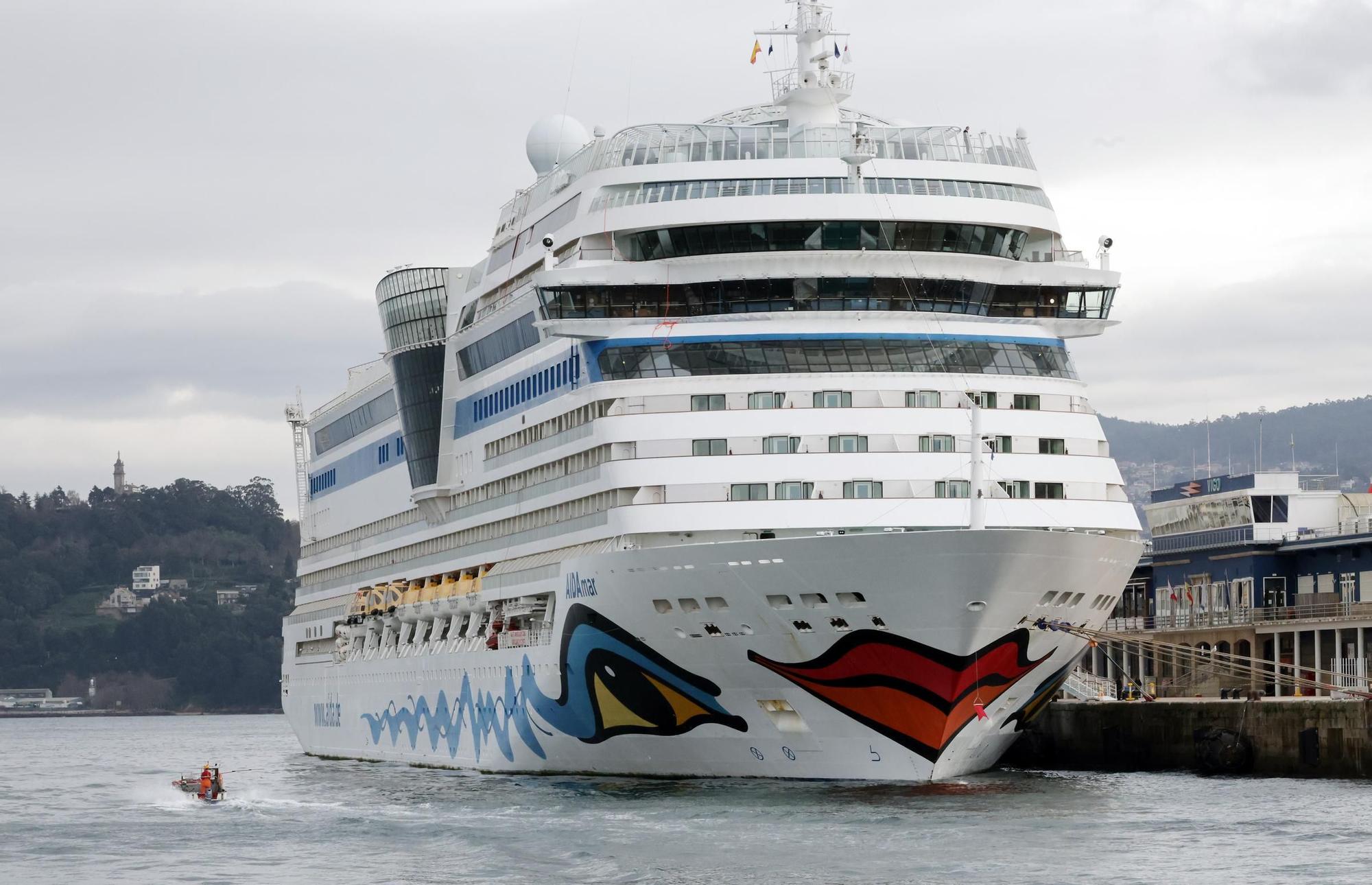 El «AidaMar» esta mañana en el puerto de Vigo