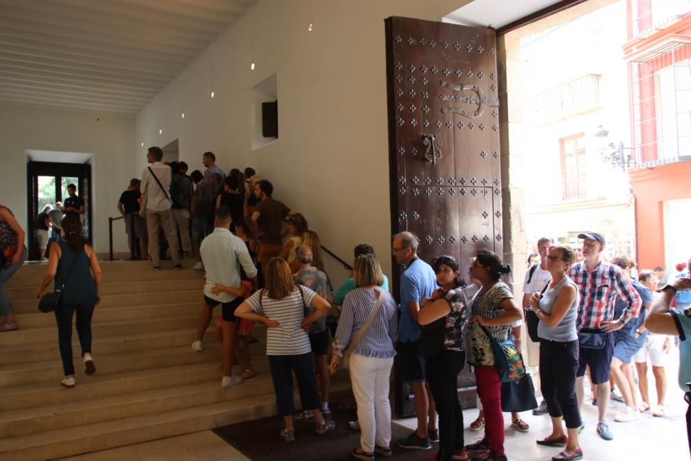 Largas colas en el Museo Picasso para despedir a Warhol