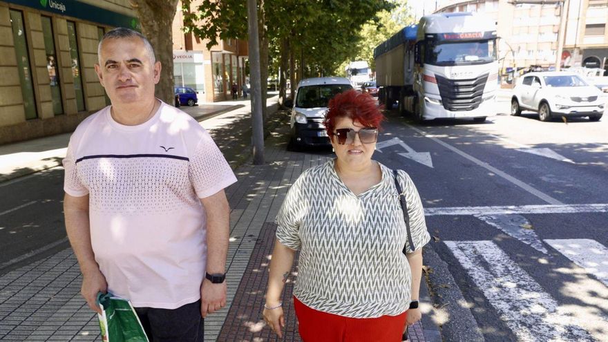 Salvador Moro y Beatriz Soto, ayer, en Cuatro Caminos, con un camión detrás. | MARCOS LEÓN