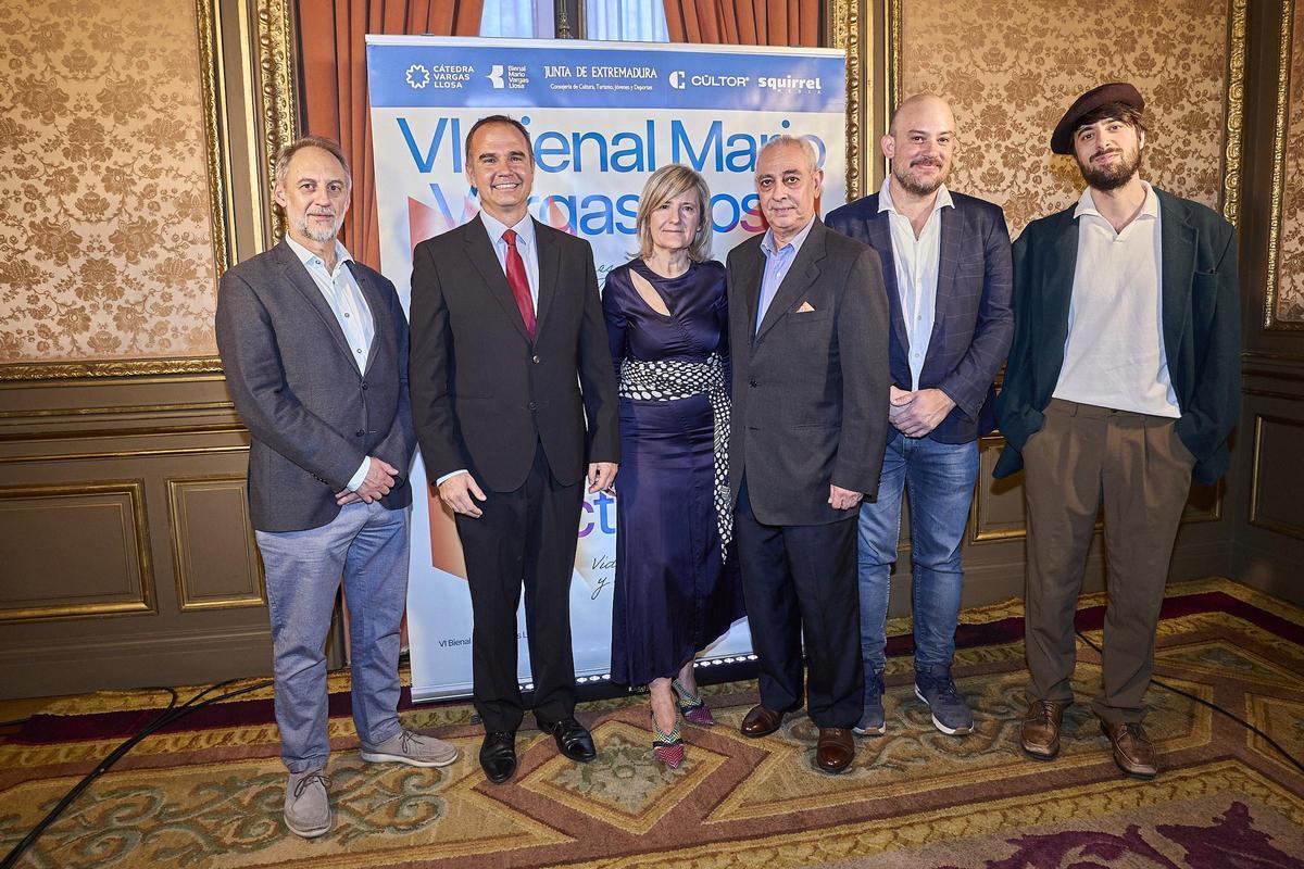 Bazaga y Tola con autores finalistas de la Bienal, como David Uclés (derecha).