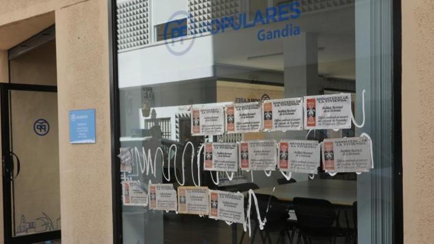 Arran pega en la sede del PP de Gandia unas placas franquistas robadas