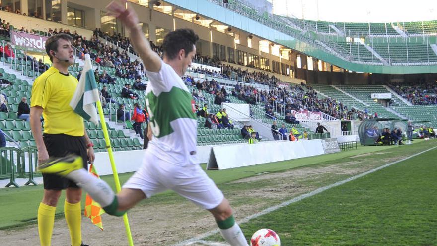 Edu Albacar lanza un córner durante el Elche-Aragón