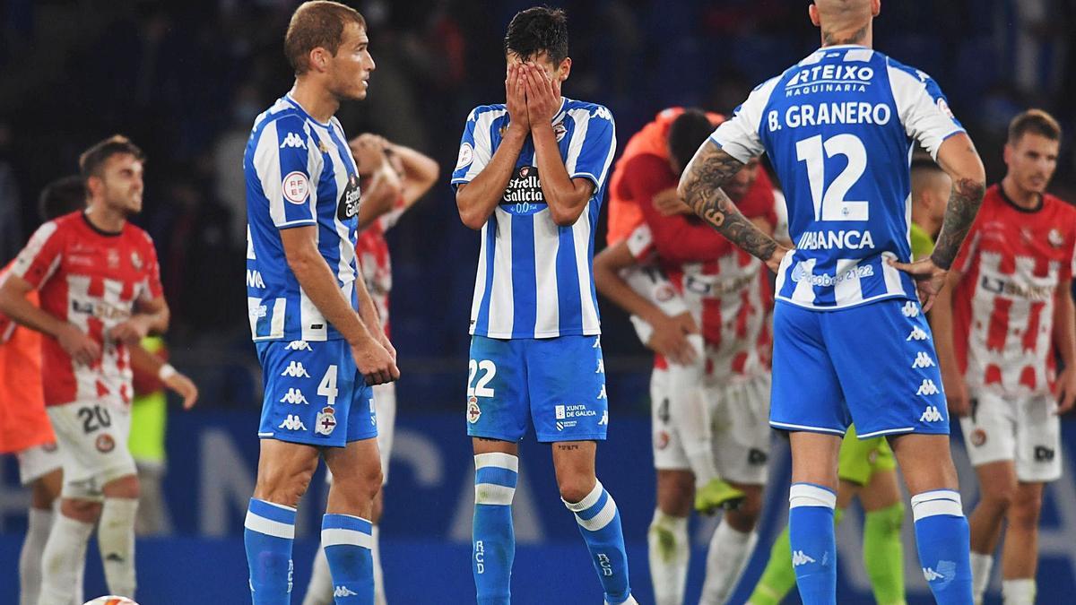 Álex Bergantiños, Villares y Granero se lamentan tras el empate contra la SD Logroñés en Riazor. |  // CARLOS PARDELLAS