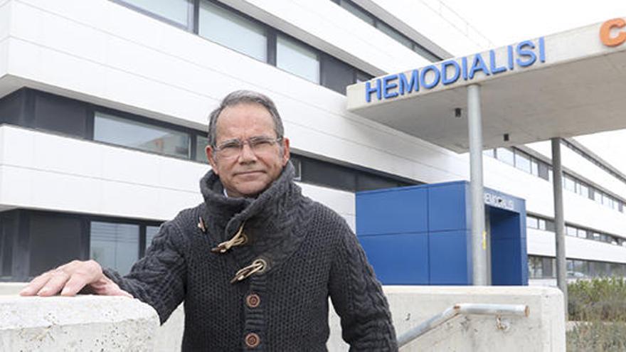 José Miguel Likona, tras salir de la sesión de Hemodiálisis en el Hospital Can Misses.