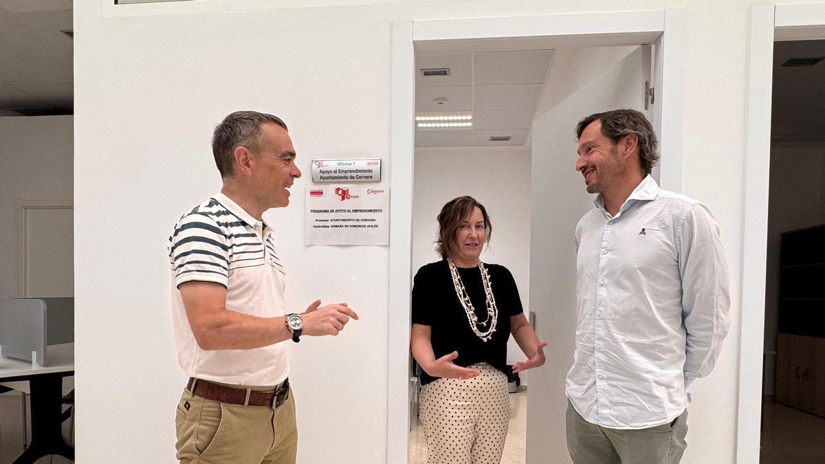 Iván Fernádez, Rocío Martínez y Antonio Gamba, en el espacio de Coworking de Corvera.