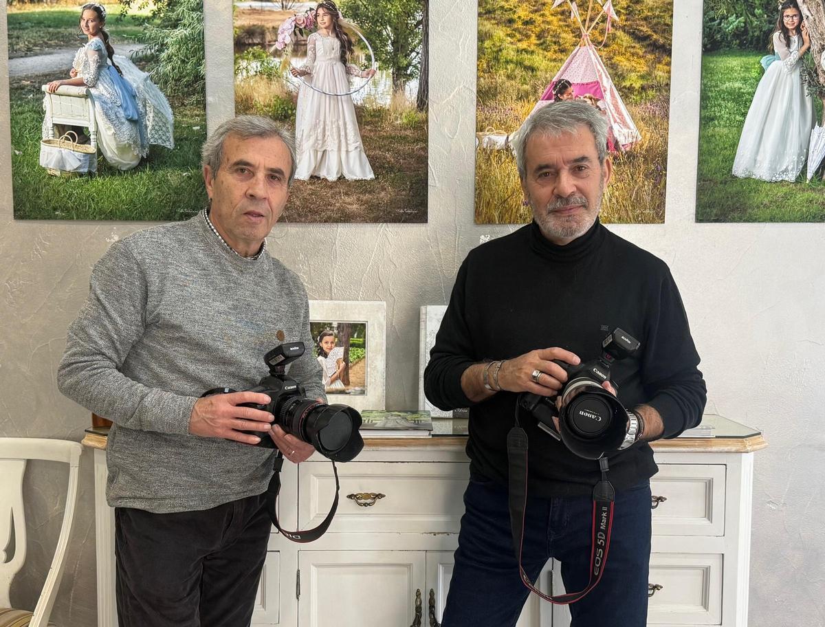 Vicente (izquierda) y Félix Patón Carrasco posan en su estudio de la calle Romero Real