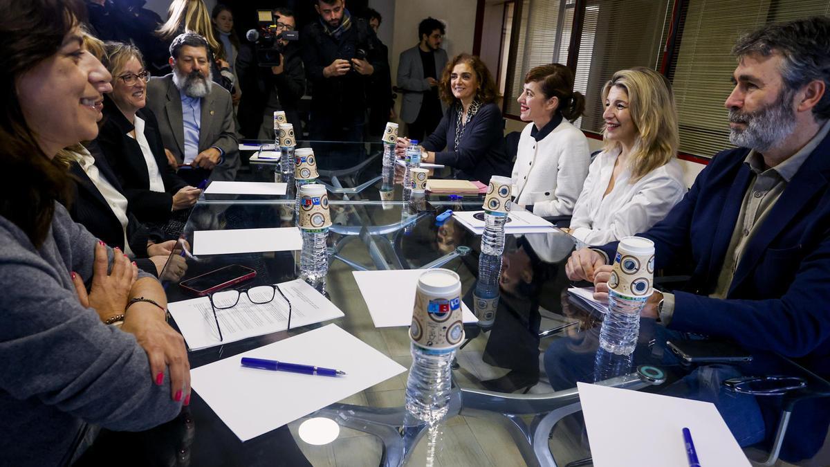 Yolanda Díaz y la candidata a la presidencia de la Xunta, Marta Lois, en una reunión con un sindicato.