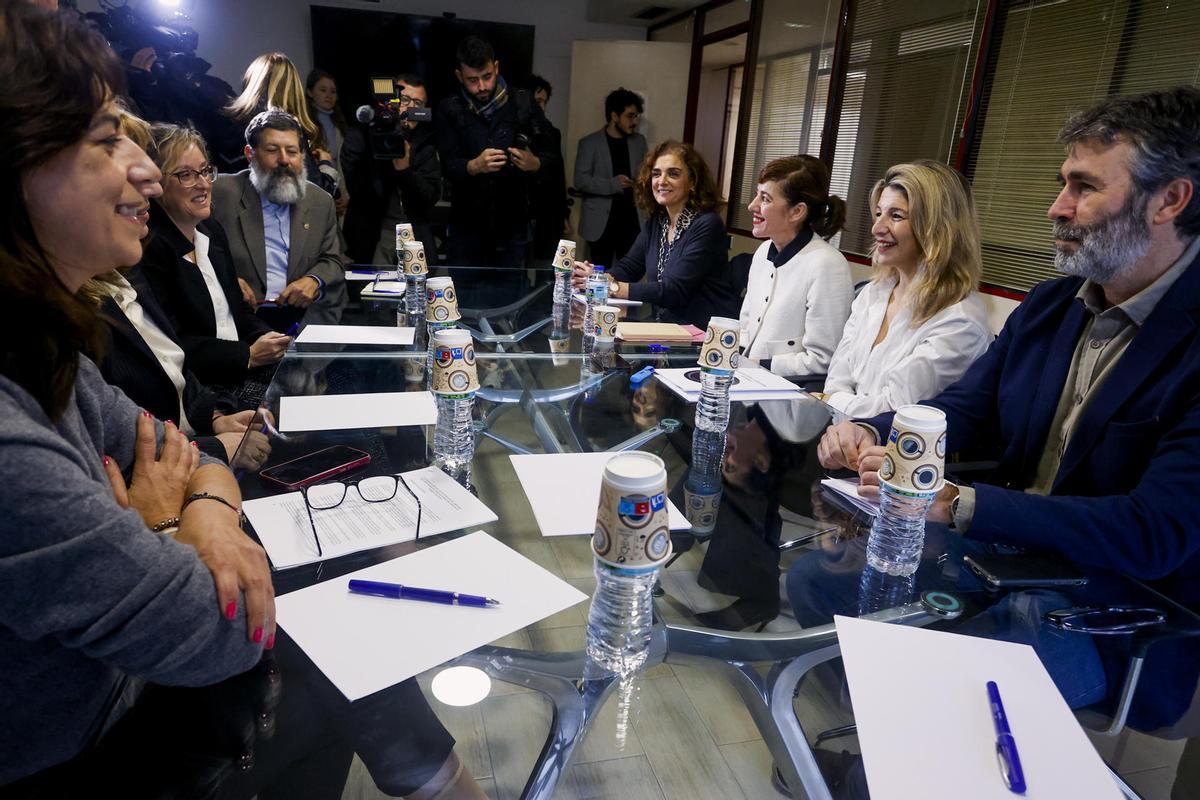 Yolanda Díaz y la candidata a la presidencia de la Xunta, Marta Lois, en una reunión con un sindicato.