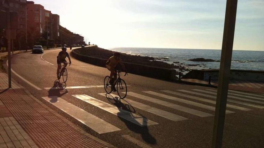 Un ciclista pasa por uno de los tramos sin carril bici a la entrada de Baiona.  // Faro