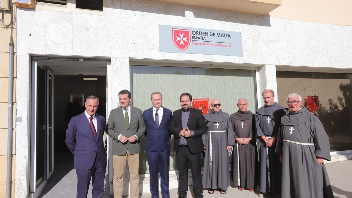 El alcalde de Córdoba, José María Bellido (2º por la izquierda), ha acompañado a la Orden de Malta en la inauguración de su nueva sede.