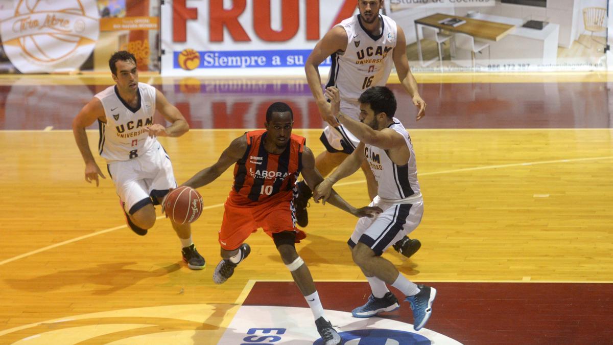 Dos campeones de la Euroliga, Rodrigue Beauvois y Facundo Campazzo, en una acción en Fontecarmoa.