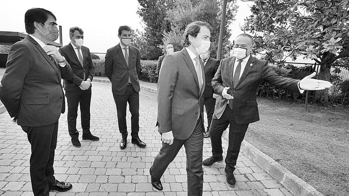 Mañueco (en el centro) durante su visita ayer al Bierzo, acompañado por el consejero de Fomento, Juan Carlos Suárez Quiñones (izq); el consejero de Presidencia de la Junta, Ángel Ibáñez (2i) y otras autoridades.