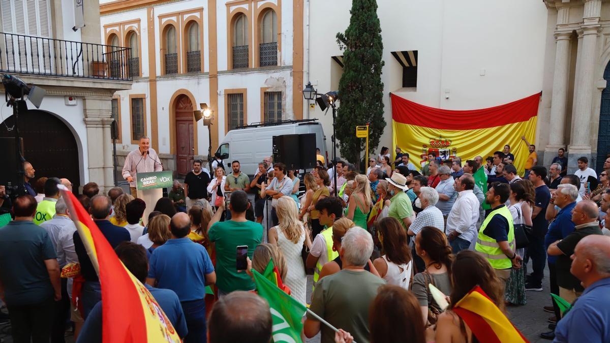 Javier Ortega Smith se dirige a los militantes y simpatizantes de Vox en el acto electoral de este jueves en Córdoba, en la plaza de la Trinidad.