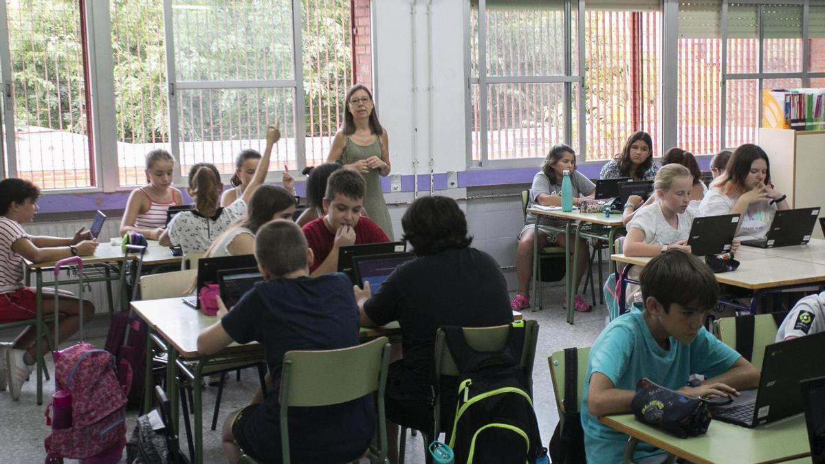 Un aula en un centro escolar en una imagen de archivo