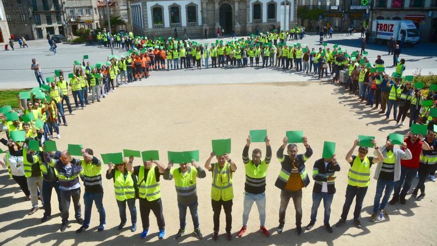 Trabajadores de Ence realizan una cadena humana en defensa de la fábrica