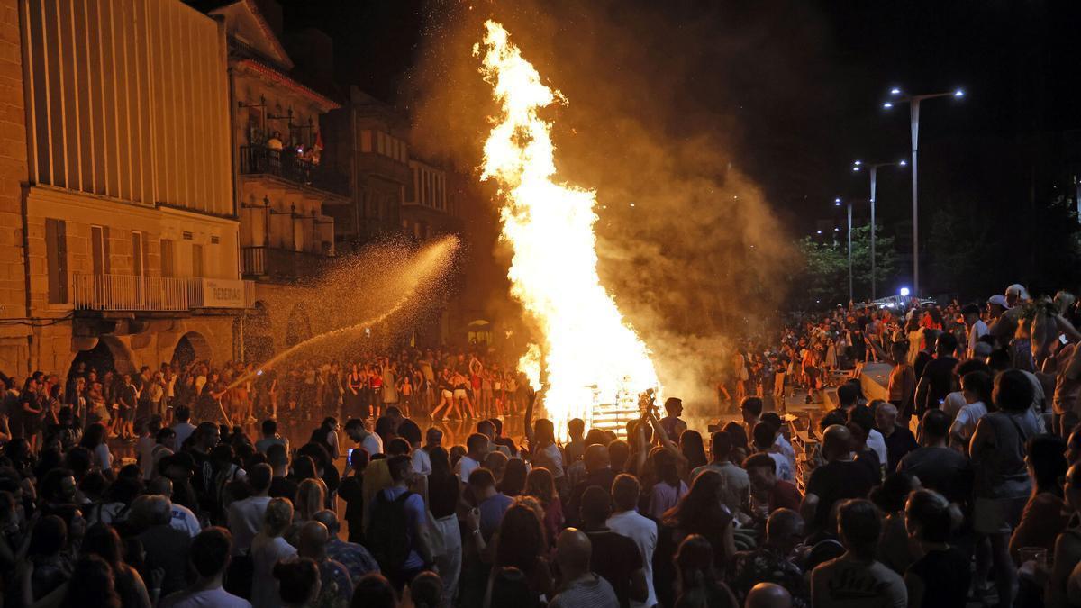 Hoguera de San Juan en O Berbés el año pasado.