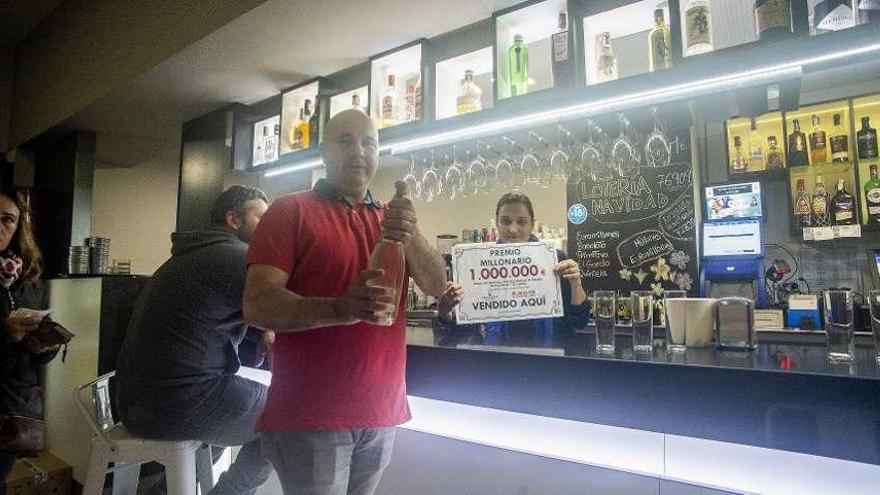 Clientes y propietarios del bar Lérida brindan por el premio millonario. // Carlos Peteiro