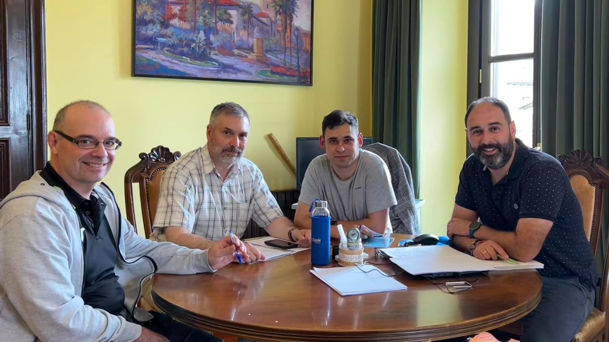 Por la izquierda, Eduardo Hermida (jugador), Sergio Arias (presidente de la Federación), Javier Cañizal (monitor ) y David Álvarez, alcalde de Pravia.