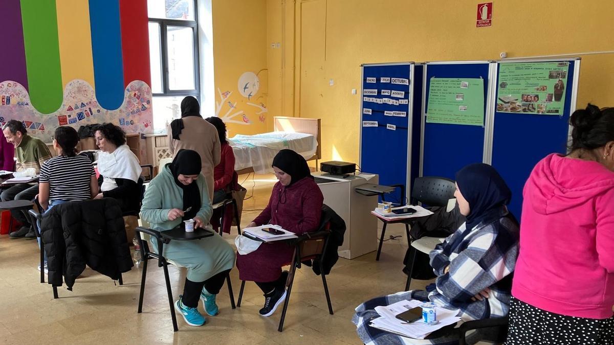 Alumnado de la Escuela de Cuidados de Rural Domus en una de las aulas en la zona de la Ribera (Corella-Cintruénigo).