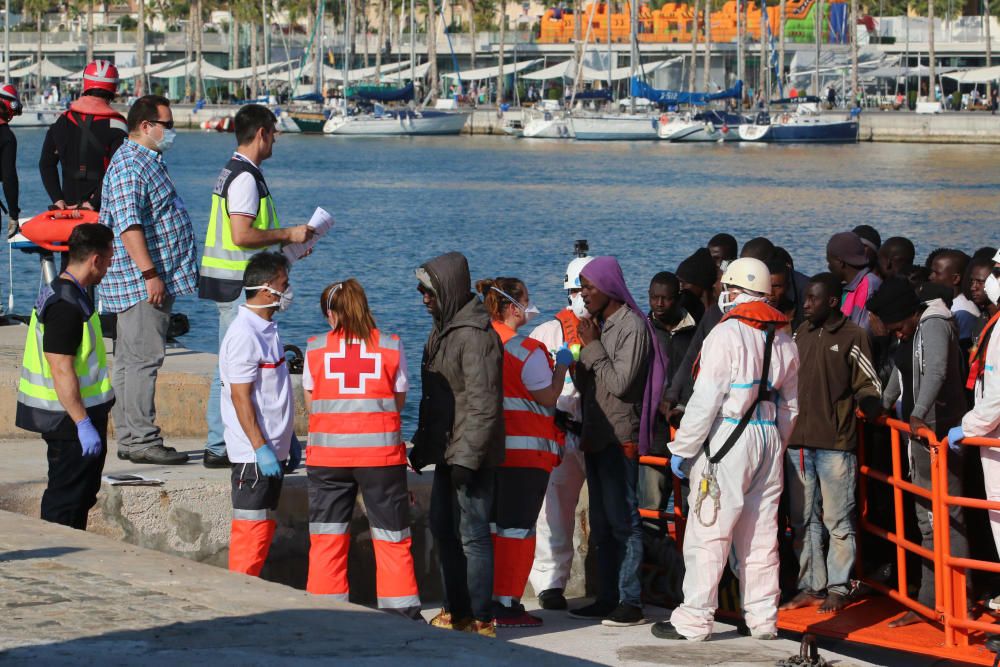Llega una patera con medio centenar inmigrantes al puerto de Málaga